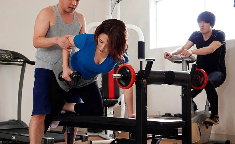 Chồng yêu phát hiện vợ yêu vụng trộm với huấn luyện viên thể hình