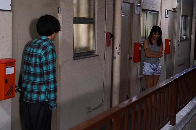 Bí mật lén lút với cô nàng cạnh nhà cãi nhau bị ông chồng đuổi ra cửa