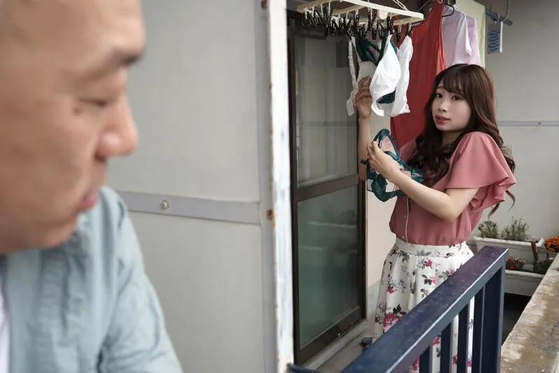 Gã cạnh bên nhà chuyên soi mói và cặp vợ ông xã thường xuyên rên la quá to